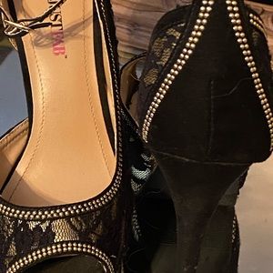 Gorgeous black and gold Peep toe heels with ankle buckle